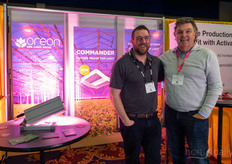 De izquierda a derecha: el nuevo Oreon top light Commander, Tyler Rodrigue, Westland Greenhouse Solutions, y Arnold de Kievit, Oreon.