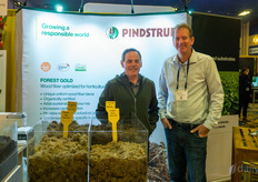 Ron Wyatt y Neil Watson, de Pindstrup. Su Forest Gold es una fibra de madera optimizada para la horticultura que puede mezclarse fácilmente con diferentes sustratos.