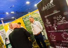 Buenas charlas en el stand de PolyFlex.