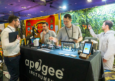 Ryan Lindsey y John Huber, de Apogee Instruments, hablan con un visitante sobre los distintos sensores que ofrece la empresa.