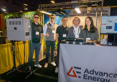 Mostrando las luces de Advanced Energy: Shou Chang, Connor Gorman, Andy Nguyen, Cathi Baker y Pam Myers.