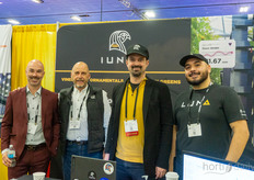 Rob Wiese, PB Tec, y Kees Rodenburg, Enza Zaden, visitan a Adam Greenberg y Alex Franco, IUNU.