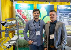 Guillermo Baquero Busse, de NGS, y Tom Kendall, de Inevitable. Inevitable se especializa en la primera fase del cultivo, mientras que NGS ayuda más adelante. Juntos, ofrecen a los cultivadores una solución completa desde la semilla hasta la cosecha.