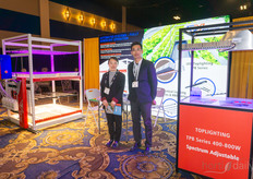 El sistema de cultivo de FY Lighting Co. ofrece una experiencia de cultivo sin intervención. Cherry Yu y Jim Huang muestran.