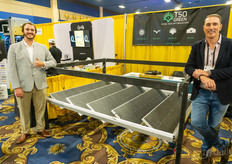 Dominic Stringer y Mark Ruggs, de TSO Green, mostrando su solución solar para cultivos en invernadero, equipada con herramientas para comprobar el DLI y la luz solar natural para optimizar el cultivo y la generación de energía.