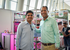 Edgar Leyton y su colega de Leyton Greenhouses