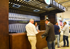 Conversaciones en el stand de Inverca