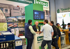 Conversaciones en el stand de Irritec