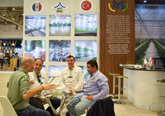 Buenas charlas en el stand de Aytekin
