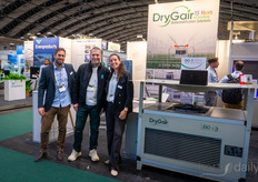 Amir Kandlik y Hadar Fuchs (Drygair) reciben la visita de Simon Hansen, Miljøgartneriet. En la foto, el nuevo DG-3, un modelo más pequeño de las conocidas soluciones de deshumidificación de Drygair.