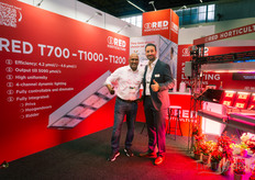 Pim Joeloemsingh y Yassine El Qomri se enorgullecen de mostrar la nueva luminaria RED Horticulture.