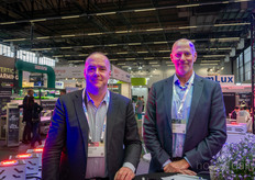 Robert de Jonge y Edwin van der Zwart (Luminus Devices) visitan varias empresas de LED en el evento