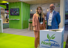 Luca Gotzy y Emanuel Marreel, Hortiplan. Además de su información sobre las lechugas en los canalones, ahora también pueden contar más cosas sobre las espinacas en los canalones: https: //www.hortidaily.com/article/9732482/successful-spinach-cultivation-on-gutters/