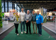¡Siempre visitando el espectáculo! Equipo AMA Hort: Connie Bradt-Monsma, Karl-Emile Corbeil, Richard Bradt y Shawn Mallen. El segundo por la izquierda es Chris Aarts (C&E Draad Bewerking)