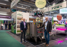 Evan Sharpies y Ulrik Rasmussen (FGM), presentan varios robots y máquinas de embalaje