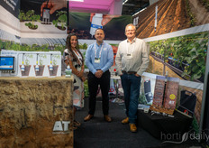 Ellen Bingham, Jonathan Brough y Tony Peloe (Delta-T Devices) muestran sus productos de sensores