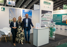 Arrigoni acaba de lanzar una nueva lámina para bajar la temperatura del invernadero: https://www.hortidaily.com/article/9730470/new-plastic-film-drops-the-heat-in-the-greenhouse/.En la foto Patrizia Giuliani, Annalisa Lippolis & Luigi Pezzon