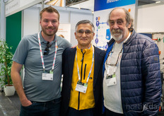 ¿Es una feria comercial si Glenn Behrman (CEA Advisors, a la derecha)) no está presente? Nosotros pensamos que no. En la foto con Chris Mayer, CM Metals, Yoichi Kanamaru, The Olive Garden, desde Japón.