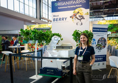 Hannah Brown muestra el robot de cosecha de fresas de Organifarms Berry