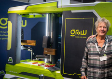 Como Gill van der Drift ya tiene suficiente con sus actividades de construcción de invernaderos con Mountain High y como estaba tan entusiasmado con el robot recolector de tomates de GRoW, decidió comprar 40 de ellos y convertirse en el nuevo representante de ventas de GRoW.