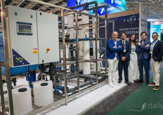 Vincenzo Russo y el equipo de Vifra muestran su sistema de ultrafiltración PURA.