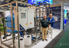 Uno de los usuarios del sistema de ultrafiltración (y de otros productos Vifra) es Jay Colasanti, de Lakeshore Veggie Growers. En la foto con Vincenzo Russo.