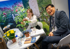 Fleur Gullen (Vivent Biosignals) muestra cómo medir las señales electrónicas en la planta