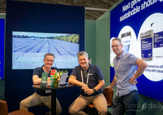 Michiel Seignette y Paul van Gils (Lumiforte) reciben la visita de Arjen Kok (Kok Aardbeien). Invitados por Lumiforte, varios cultivadores internacionales visitaron el invernadero de Arjen durante la feria.
