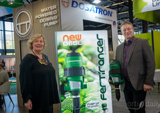 Rainer Eckle y Hilde van Steijn muestran el nuevo Dosatron Fertiranger D6GL