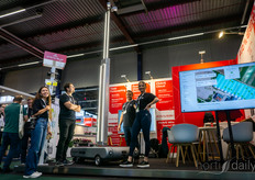 En esta foto no se aprecia, pero el fotógrafo estaba tumbado en el suelo para que todo el robot Fravebot apareciera en el encuadre.