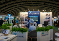 Visitantes en el stand de Evenproducts