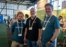 Jonathan Bos (Village Farms) visita a Tom De Vreugd y Dirk Jan Mulder (Growficient)