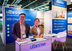 Tony Chen y Lisa Chen (LEDESTAR) muestran los módulos de chips