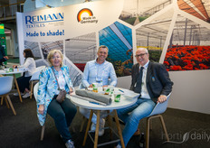 Monika Reimann y Frank Kemkes (Reimann Textiles) reciben la visita de Ralf Hovest-Engberding.