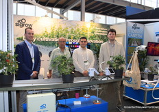 Rutger Vreezen, Mihnea Paraschiv y Gijs van Asselt (Sigrow). Jorge Camilo (Digihorti) visita la caseta. Detrás del Opti-Drain