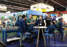 Mucho trabajo en el stand de TTA x ISO