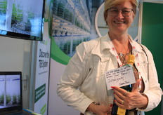 Conny de Wit muestra la botella de cava recibida de la organización GreenTech por ser los primeros expositores brasileños