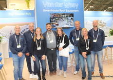 El equipo Van der Waay con Abe y Helena Wiebe (Universal Fabricating) en el centro