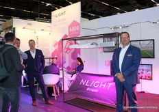 Joost van Rooij (NLight) junto a la nueva RV1600, una luminaria de iluminación superior con más vatios y un ángulo de 172 grados, que permite utilizar sólo 2 cuadros por espaldera en un invernadero.