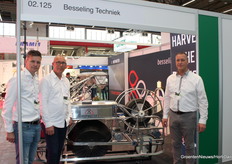 Tom van Buuren, Marco Smit y Ronald de Vos (Besseling Techniek) con el Roofmaster Compact.