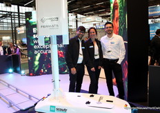Adesh Shah, Sandra Wolters y Chadi Salmi (Viscon) con el robot explorador Eva.