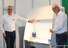 Arjan van der Scheer y Niek Nuijten (Interflow) muestran su nueva unidad de flujo luminair, que ahorra un 70% de consumo de energía en comparación con otros sistemas del mercado, según los vendedores de Interflow. Y un dato especial: la unidad está fabricada con papel reciclado al 100%.