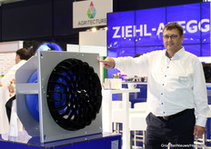 Tino Oirbans (Ziehl Abegg) con el ZApilotXL. Ziehl Abegg confía en la biónica, por ejemplo utilizando panales de abejas como inspiración para la construcción ligera que ahorra material con un nivel de gran estabilidad para este ventilador. Tino destaca otra función inteligente, que permite instalar el ventilador con una sola persona, como se cuelga un cuadro en la pared.
