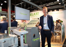 Edwin Kruiper (Maan Horti Automation) con el Growcoon Dispenser Advanced Series.