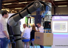 SMC ofrece, entre otras cosas, una técnica para comprimir con aire comprimido el brazo de un robot y el efector final.