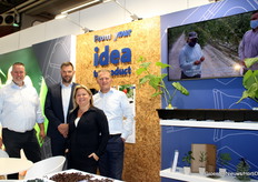 En otoño llegará a Bato Plastics un nuevo comedero de sustrato vegetal para 17/23 litros. En la foto: Raymond van Mierlo, Edwin van Dorst, Barbara Nouwens y Hans Luijkx.