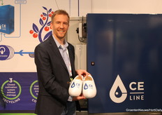 Wilco Dijkstra (CE-Line) mostrando unos zuecos, para dejar claro que se trata de auténtica tecnología holandesa la que ofrecen en su stand. Los zuecos son un regalo, la tecnología de análisis de nutrientes es de lo que realmente se trata.