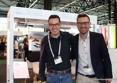 Niels Damen (Climalux) se alegró de ver su lámpara de cultivo CLX-2 en el stand de Osram. Thomas Grebner (Osram) se unió para la foto.