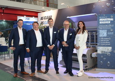 Robin van der Pligt, Roy Kranendonk, Stefan Cifre, Paul Sandlan y Roxanna van der Stel (Unifortes). La flamante lavadora de túneles W350.2x30 de la parte trasera pronto será para Hendriks Young Plants.