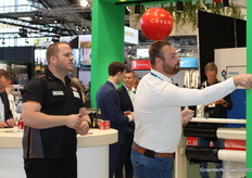 Jef van Gorp (Roam Technology) jugando a los dardos contra Dirk van Duijvenbode, jugador de dardos profesional.